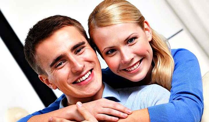 Homme heureux avec une femme