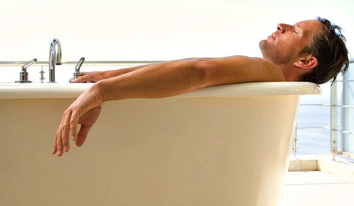 Un homme se baigne avec des boissons gazeuses