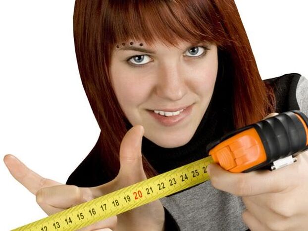 Une fille montre à un petit pénis comment l'agrandir.