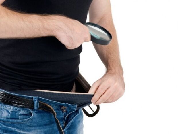 un homme enlève son pantalon et veut agrandir son pénis